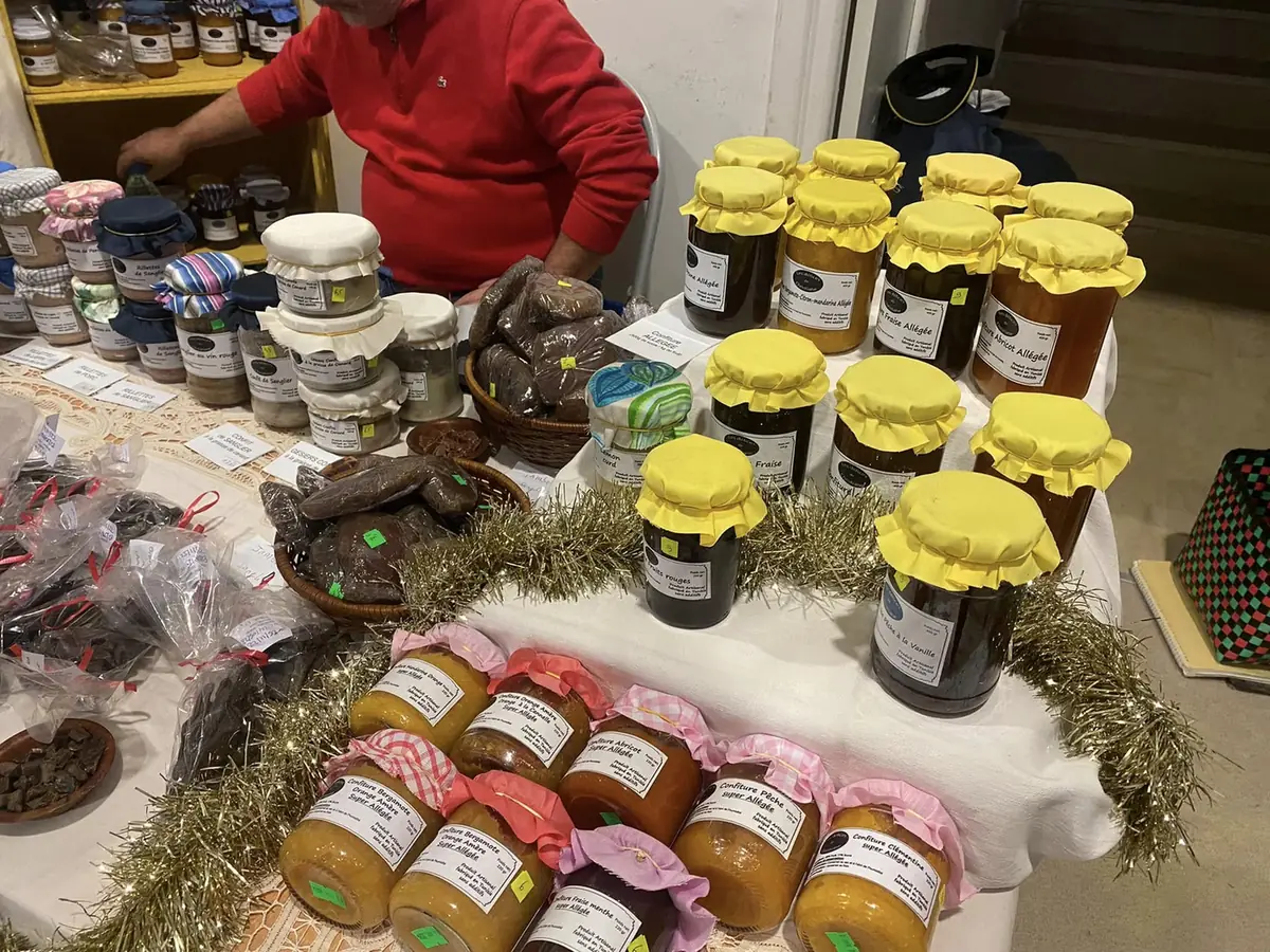 Un stand de confitures et de produits artisanaux au marché de Noël du lycée, le 09/12/2022